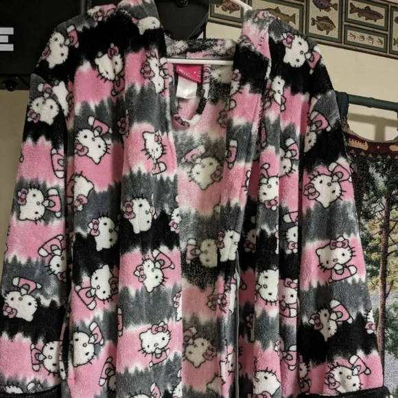 Hello Kitty Robe - Picture 1 of 3